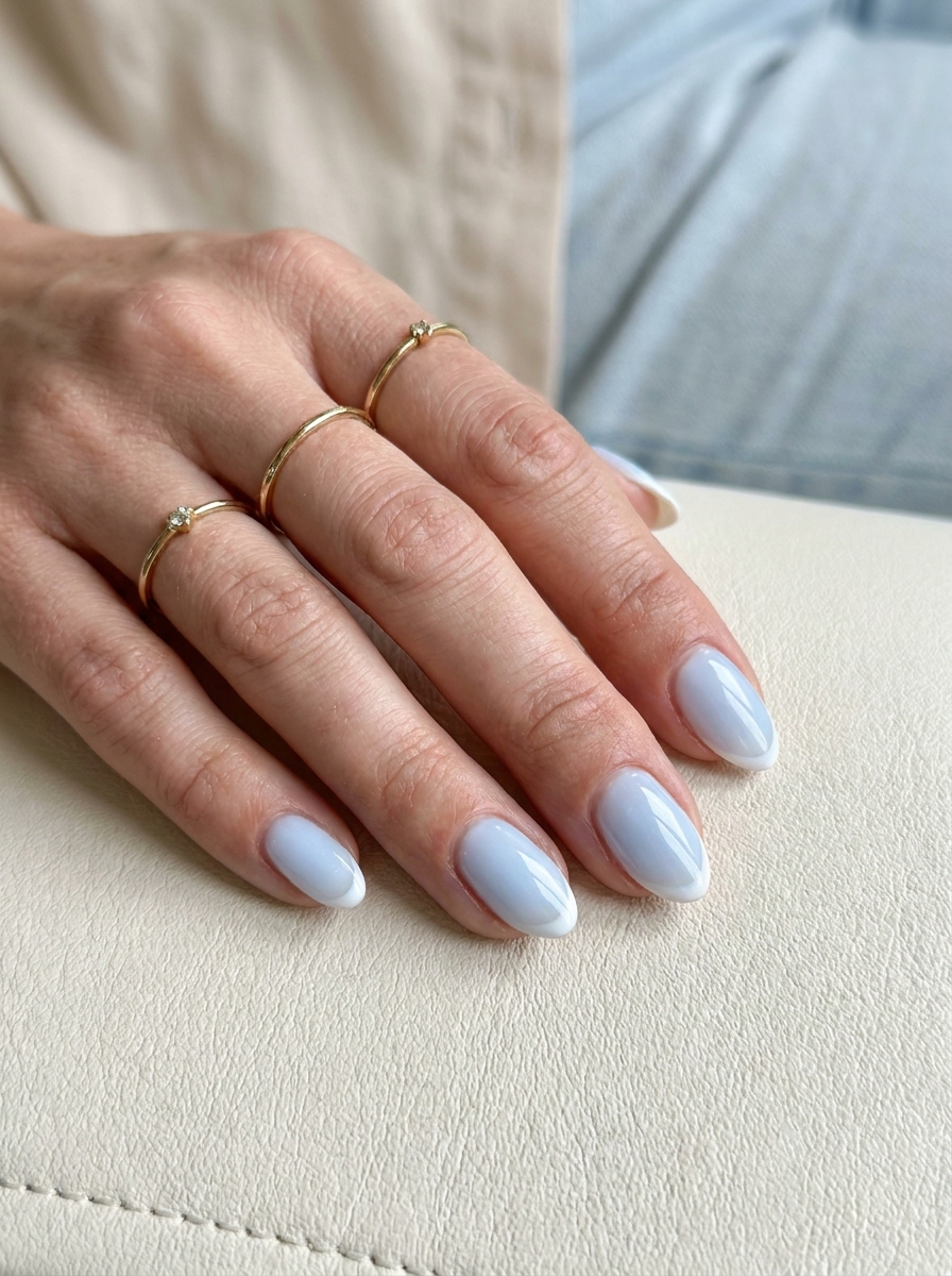 Milky Blue Nails als Milky Nails Inspiration 2026